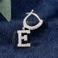 Funkelnde Creolen mit Buchstaben E aus Silber und Zirkonia auf blauem Samthintergrund - Buchstabe E Platin