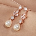 Dettaglio macro degli orecchini in oro rosa con perle champagne e zirconi lucidi - Oro Rosa (FSEP2179)