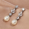 Eleganti orecchini lunghi di perle con pendenti a goccia d'argento e cristalli scintillanti - Argento (FSEP2179)
