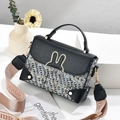 Borsa a tracolla in tweed con orecchie di coniglio dorate e tracolla jacquard - Nero
