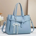 Elegante borsa a mano in pelle azzurra con motivo litchi, ciondolo a fiocco e tracolla - Celeste