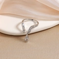 Anello a serpente argento con pavé di pietre e pendente in zircone a forma di goccia - Design a onda con singola goccia d'acqua (RP6034A) / Oro Bianco