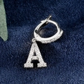 Silberner Buchstaben-A-Ohrring mit Zirkon-Besatz auf dunkelblauem Samt - Buchstabe A Platin