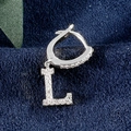 Funkelnde Creolen mit Buchstaben L und Zirkonia-Besatz in glänzendem Silber - Buchstabe L Platin