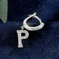 Silberne Creolen mit P-Anhänger und Zirkonia-Steinen auf blauem Samthintergrund - Buchstabe P Platin