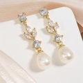 Eleganti orecchini a goccia dorati con cristalli e perle su sfondo di seta pregiata - Oro (FSEP2179)