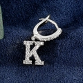 Silberner K-Buchstaben-Ohrring mit Zirkonia-Besatz im minimalistischen Modestil - K Weißgold