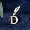 Funkelnder S925 Silberohrring mit Buchstabe D Zirkonia-Pavé auf blauem Samt - Buchstabe D Platin