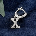 Silberner Buchstabe X Ohrring mit Zirkonia-Besatz auf dunkelblauem Samt - Buchstabe X Platin