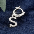 Silberner S-Buchstaben-Ohrring mit funkelnden Zirkonia auf blauem Samt-Hintergrund - Buchstabe S Platin