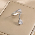 Anello serpente regolabile in argento con due zirconi a pera su portagioie - Design avvolgente a doppia goccia d'acqua (RP6031A) / Oro Bianco