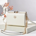 Elegante cremefarbene Lackleder-Abendtasche mit Goldkette und Kristallverschluss - Glänzendes Off-White