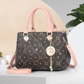 Detalle de bolso de cuadros con colgante de luna dorada y toques en rosa suave - Rosa con Patrón Z