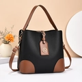 Elegante zweifarbige Beuteltasche mit schwarzer Litschi-Maserung und braunen Akzenten - Schwarz