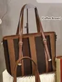 Detail van de bruin gestreepte shopper tas met kunstleren handvatten en metalen gespen - koffiekleur