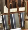 Detail van de grote gestreepte shopper met bruine kunstleren riemen en metalen hardware - Groen