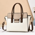 Bolso de mano de moda en crema y caqui con rayas en contraste y correa ajustable - Blanco