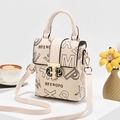 Chique beige crossbodytas met artistieke letterprints en gouden metalen gespsluiting - Letter Print