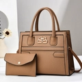 Conjunto de bolso tote y sobre marrón con patrón de lichi y detalles de logotipo dorado - Caqui