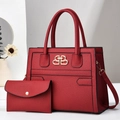Détail du sac cabas rouge en cuir grainé et sa pochette assortie avec boucle dorée - Bordeaux