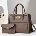 Détail du sac cabas en cuir litchi avec logo BB doré et petite pochette assortie - Gris
