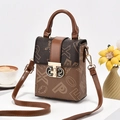 Vintage bruine crossbody tas met letterprint en gouden gesp op witte ondergrond - Khaki & Koffie