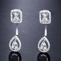 Macro-opname van zilveren druppeloorbellen met vierkante zirkonia en micro-pave - Zilver
