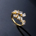 Gouden open ring met een cluster van zirkonia-stenen in peer- en baguette-vormige slijpvorm - Witte Zirkonia Goud Vergulde Stijl (RP2250C)