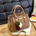 Sac à main marron en cuir avec pompon tricolore et bandoulière réglable - Kaki