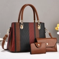 Vista dettagliata del set 3 pezzi con borsa tessuta, pochette e porta carte - Stile a righe rosse e nere