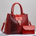 Set borsa a tracolla rossa con trama a coccodrillo e pochette con fibbia M in oro - Rosso