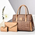 Set di tre borse beige con trama a coccodrillo composto da tote grande e chiusura oro - Beige