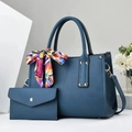 Detail der dunkelblauen Shopper-Tasche mit passender Tasche und geometrischem Seidentuch - Blau