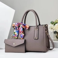 Grand sac à main taupe en cuir PU avec pochette assortie et détail foulard en soie - Gris