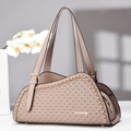 Elegante bolso de hombro beige tejido con detalles de cadena dorada para mujer - 35x11x18cm / Caqui