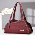 Elegante bolso de mano burdeos con detalles de cadena dorada y patrón tejido - 35x11x18cm / Granate