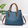 Dettaglio ravvicinato della borsa in pelle blu a grana litchi con finiture in metallo oro - Blu scuro