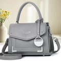 Sac à main élégant en cuir grainé gris avec bandoulière réglable et logo David Jones - Violet