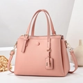 Sac à main rose texture litchi avec breloque trèfle et bandoulière réglable - Rose