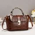 Elegante borsa a tracolla marrone scuro con motivo coccodrillo e foulard in seta - Rosso