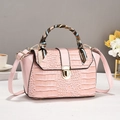 Borsa rosa con stampa a coccodrillo, chiusura dorata e manico decorato con foulard - Rosa