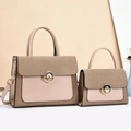 Set di due borse tote minimaliste in paglia e pelle beige con chiusura decorativa dorata - Cachi