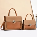 Set di due borse tote intrecciate color caramello e beige con elegante fibbia dorata - Giallo Terra