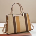 Elegante borsa a mano a righe in tessuto con finiture in pelle e dettagli metallici oro - Cachi