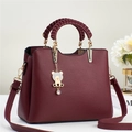 Elegante borsa a mano in pelle rosso vino con manico intrecciato e ciondolo a orso - Bordeaux