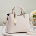 Elegante borsa beige a tracolla con manico intrecciato e ciondolo a forma di orso - Bianco Sporco