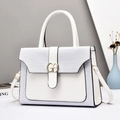 Elegante witte crossbody handtas met geweven flap en gouden G-vormige metalen gesp - Wit