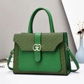 Groene leren handtas met gouden GB-gesp en lettertextuur, gestructureerde crossbody - Groen