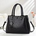 Sac fourre-tout chic en cuir gaufré noir avec boucle en V argentée et bandoulière - Noir