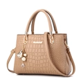 Elegante abrikooskleurige handtas met krokodillenpatroon, schouderriem en parelhanger - Khaki